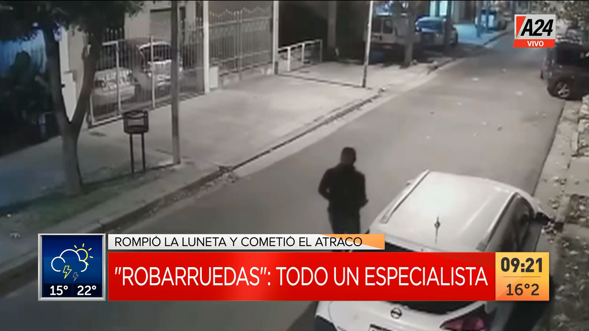 Así opera un robarruedas profesional en Ramos Mejía. (Captura de Tv)
