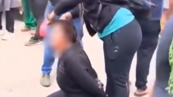 Feroz escrache a una mechera argentina en Bolivia. 