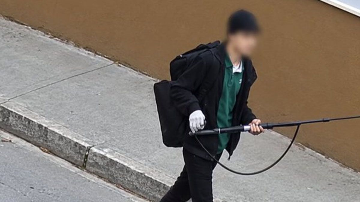 El adolescente de 15 años, escopeta en mano, captado por las cámaras de los alrededores de su escuela. (Foto: Captura de TV)