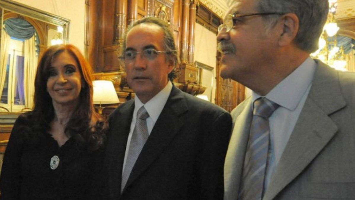 Obsesivo, desconfiado y también dueño de 18 cuadernos: quién es el ex director Yacyretá buscado por la Justicia