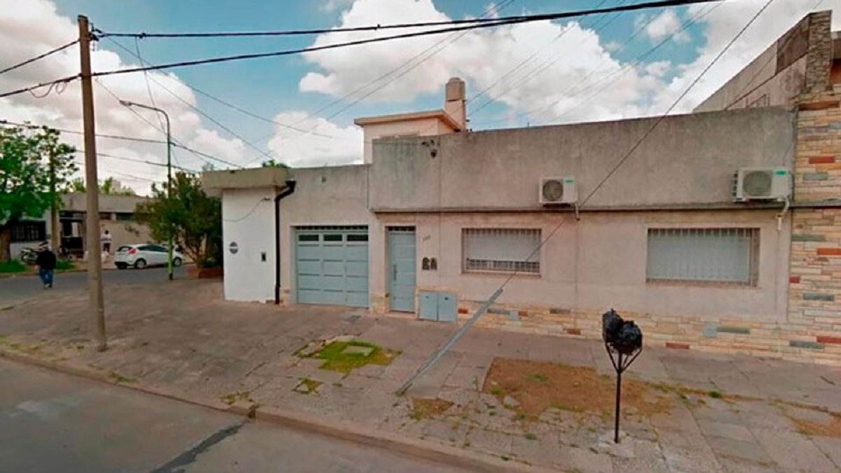 El femicidio de María Alejandra se descubrió en esta casa de Campana, donde vivían Chiminelli y sus padres. Es la misma cuadra donde convivían María Alejandra y su hija adolescente. (Foto: Google Street View)