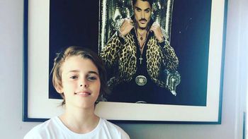 Emotiva imagen de Felipe Fort, hijo de Ricardo: Soy yo abajo del cuadro de mi papá