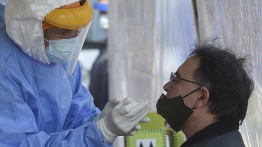 El Gobierno evalúa el Plan ASPI, espera más vacunas y enfrenta un nuevo miedo a los testeos