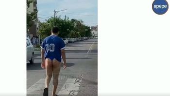 ¡A cumplir promesas! Desfiló en tanga por la avenida principal de la ciudad
