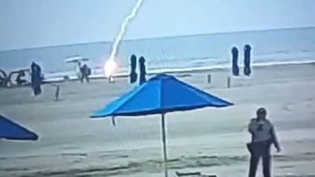 El momento del impacto del rayo sobre la mujerfallecida. (Foto: captura) El momento del impacto del rayo sobre la mujerfallecida. (Foto: captura)