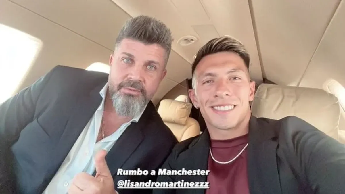 Cristian Bragarnik y Lisandro Martínez viajando rumbo a Manchester para firmar con el United.