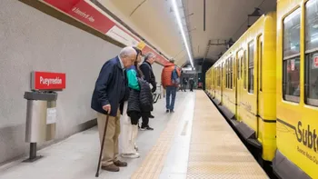 Jubilados y pensionados: cómo es el trámite para viajar gratis en el subte