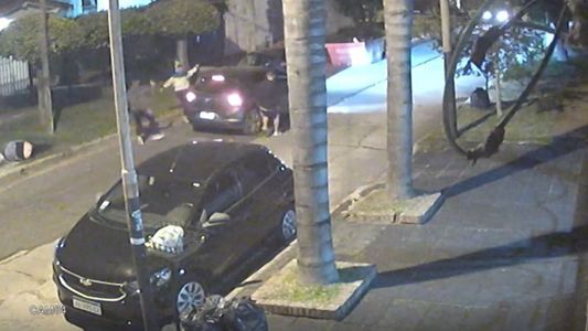 Les quisieron robar, su amigo dio marcha atrás y lo atropelló: El auto me arrastró diez metros