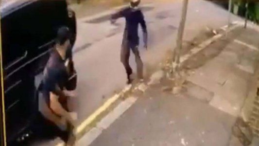 Dos ladrones armados con cuchillos intentaron robarle la camioneta a Özil, pero un compañero de Arsenal lo evitó a los golpes