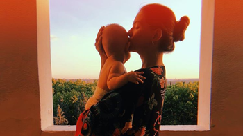 El particular estilo de la China Suárez para darle la teta a Magnolia