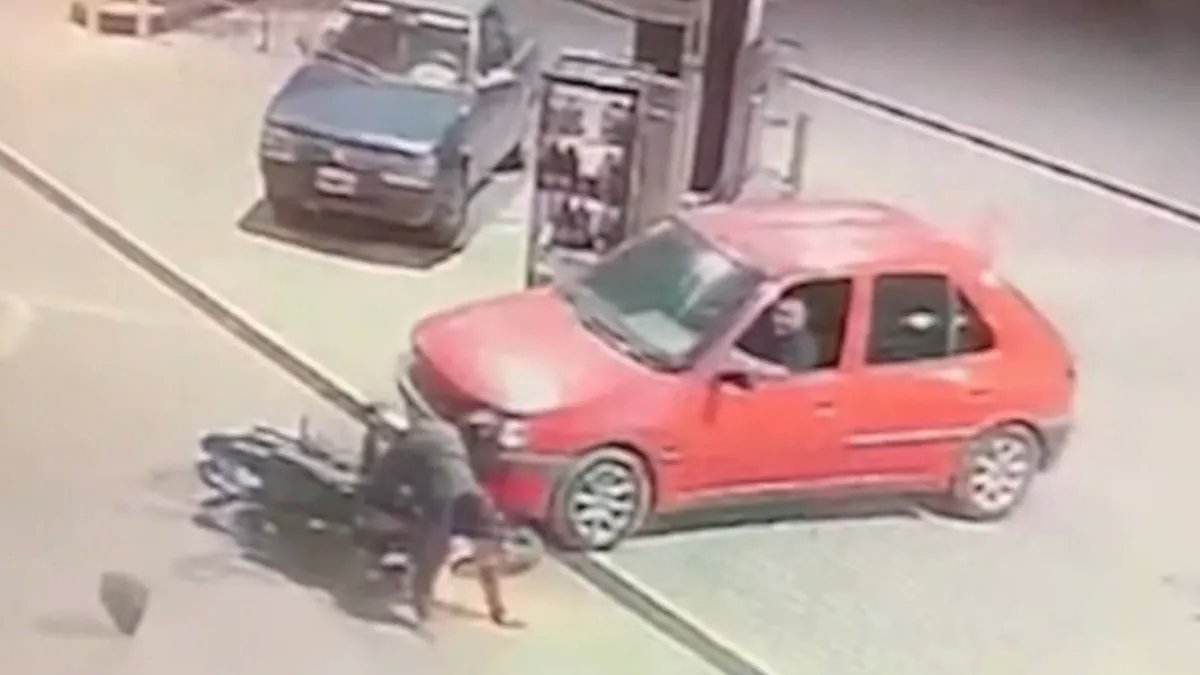 Video: sin piedad, atropelló a un motochorro que se había robado una bicicleta