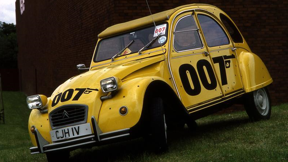 Citroën 2CV 007 en honor a James Bond. Para el rodaje de la película se utilizaron tres 2CV 6. Los vehículos fueron ampliamente modificados (motor