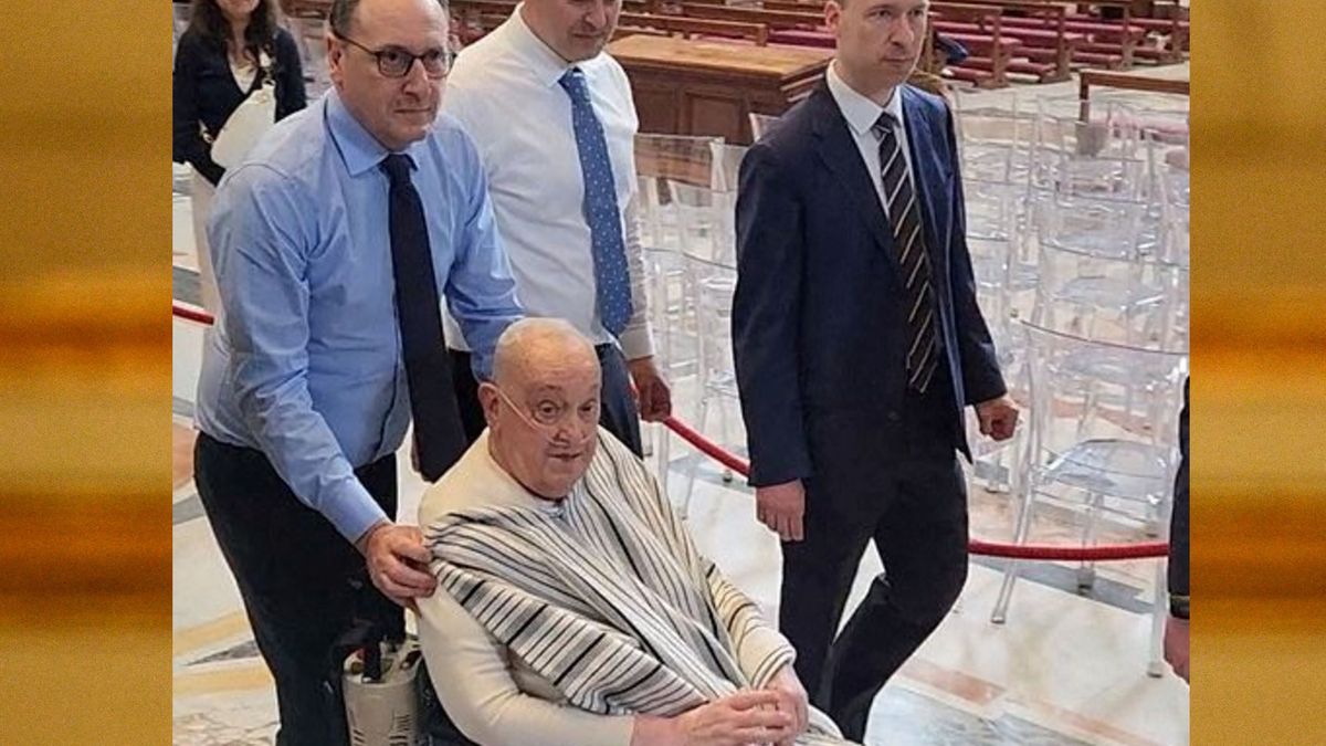 El enfermero strappetti lleva al papa Francisco, enfundado en un poncho, poco antes de su  muerte. (foto: Gentileza: Il mesaggero)