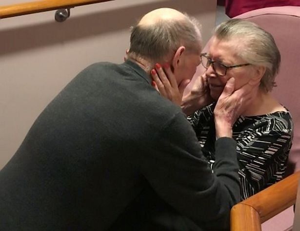 El emotivo reencuentro de una pareja de jubilados al volver a tener su primer beso y abrazo tras 8 meses de Covid