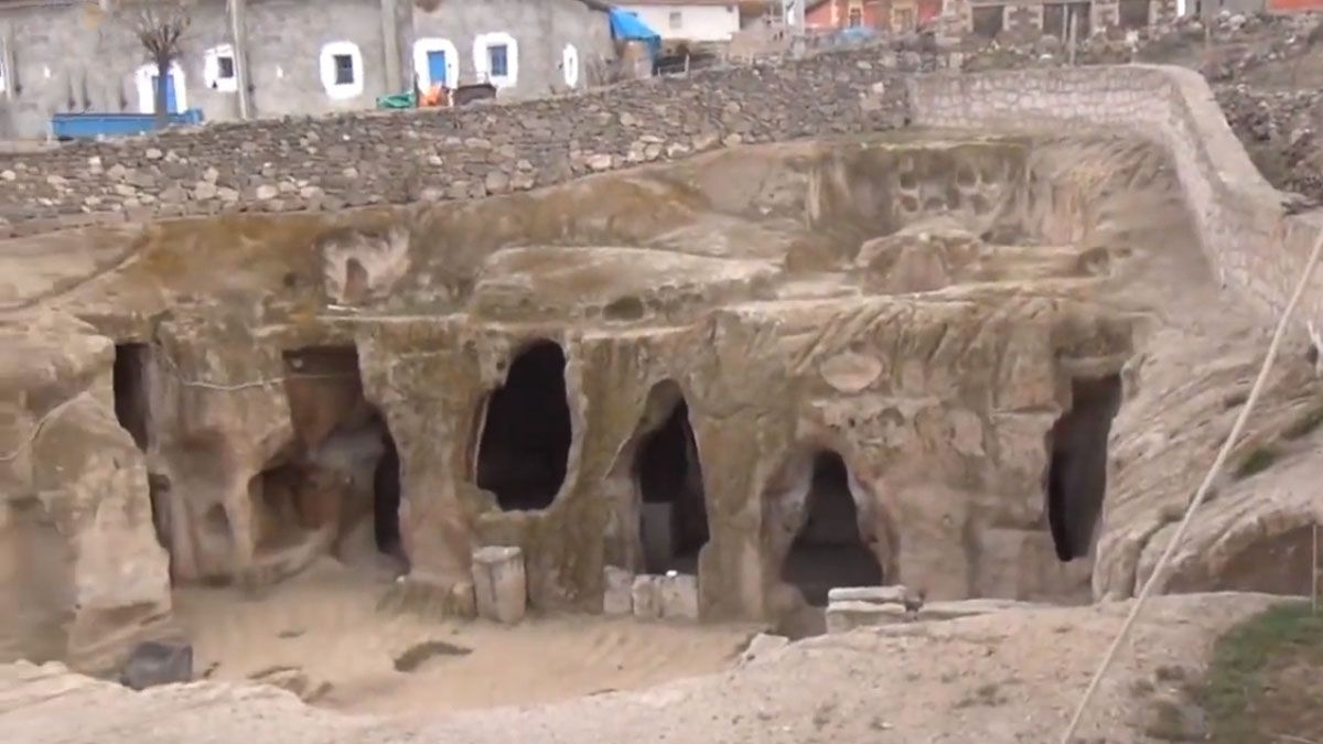 La ciudad subterr&aacute;nea tiene una profundidad de 30 metros y 8 niveles. (Foto: Captura de TV)