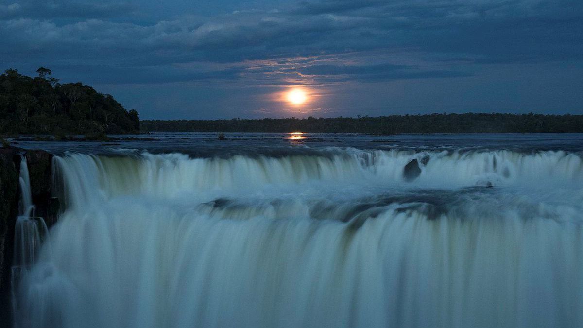 Previaje: tres destinos únicos para aprovechar al aire libre. Paseo de la Luna Llena en el Parque Nacional Iguazú. (Foto: fuente tangol.com)