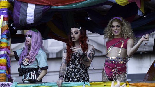 Estanislao, el hijo de Alberto Fernández, se sumó a la Marcha del Orgullo y fue la figura del primer camión de la caravana