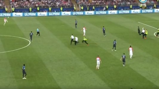 Insólito: personas invadieron la cancha en medio de la final del mundo