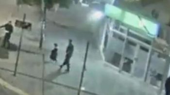 Un papá olvidó a su hijo de 5 años en pijamas en un cajero de La Plata