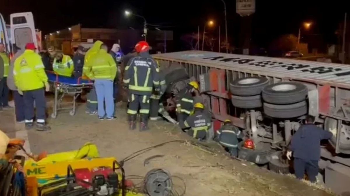 Volcó un camión y el acoplado aplastó el auto en el que viajaba una familia: hay dos muertos (Foto: captura de video)