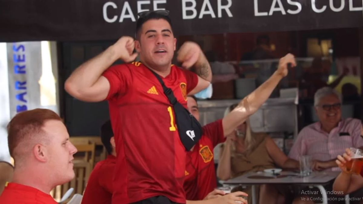 Españoles festejan en la Eurocopa. Desde el 26 de junio no será obligatorio el uso de barbijos al aire libre (Foto: AP).
