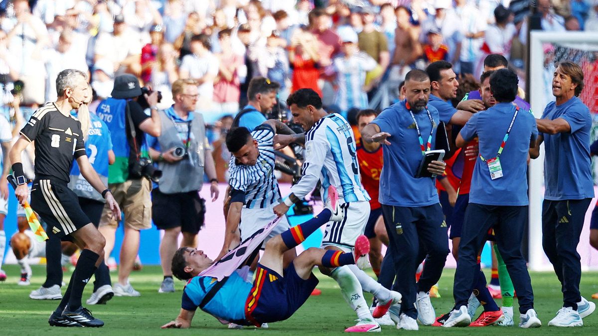 Gavi en el piso y Paredes que lo agarra de la remera. Yamal usó esa escena para el cartel irónico que mostró por las calles de Madrid. (Foto: Reuters)  