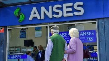 La Administración Nacional de la Seguridad Social (ANSES) comenzó este lunes 18 de abril el pago del bono extra de hasta $6.000 para los jubilados y pensionados﻿