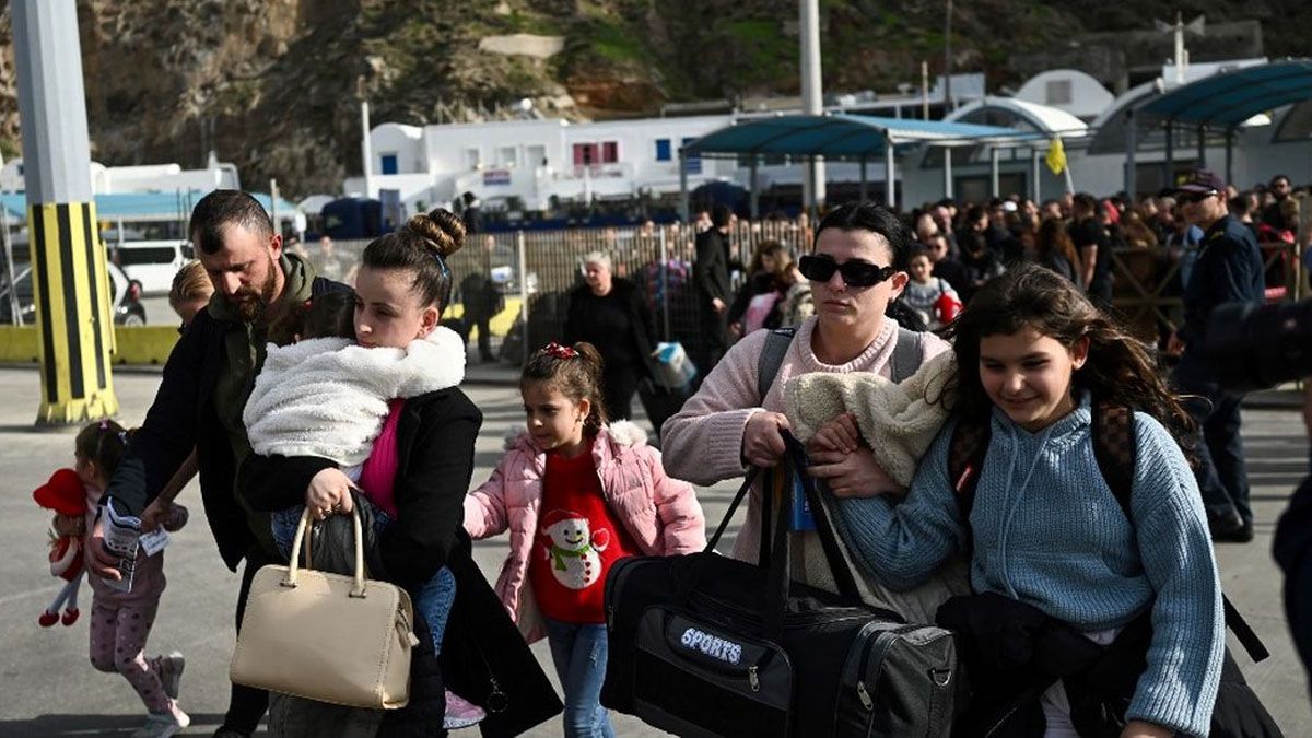 Turistas llegan a la terminal portuaria de los ferrys para dejar la isla de Santorini. (Foto: Gentileza ENews)