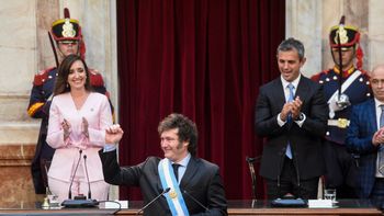 Mientras busca apoyo político para el Pacto de Mayo, Milei avanza con más despidos y ajuste en el Estado