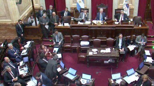 Con Cristina en su banca, el Senado ya lleva más de tres horas debatiendo los allanamientos