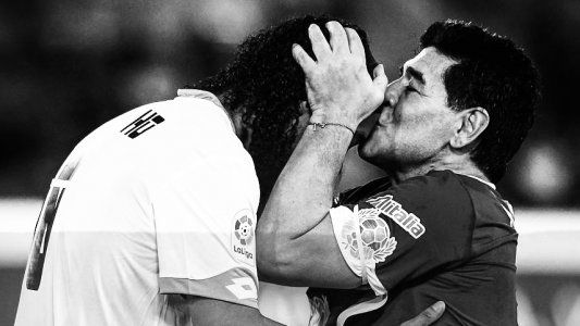 El mensaje de Maradona a Ronaldinho tras la detención del brasileño en Paraguay por documentación falsa