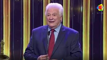 Héctor Larrea fue homenajeado por su trayectoria en los Martín Fierro de Radio