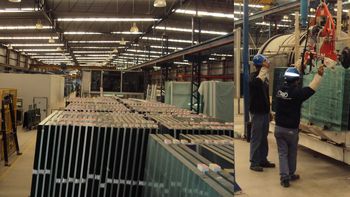 La historia de la principal empresa de multiprocesado de cristales del país