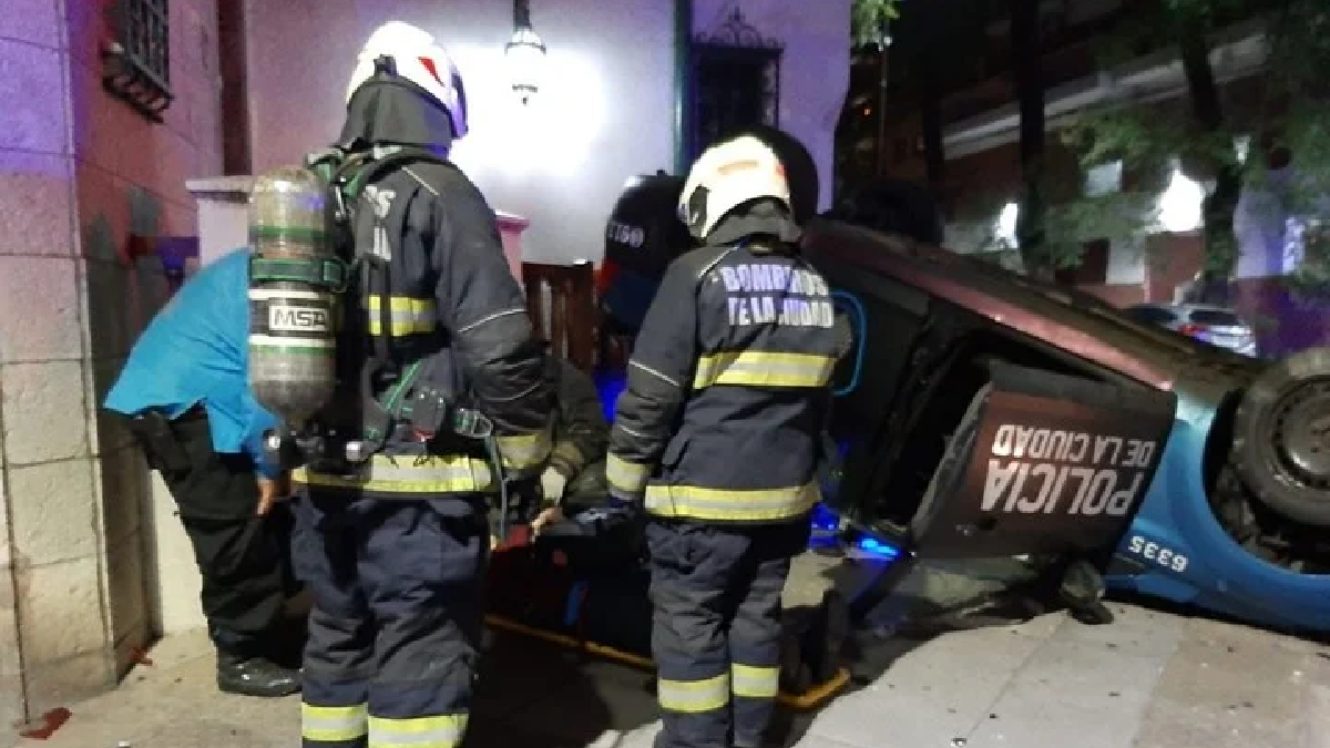 Un patrullero volcó sobre la vereda tras un violento choque en Belgrano (Foto: Clarín) Un patrullero volcó sobre la vereda tras un violento choque en Belgrano (Foto: Clarín)