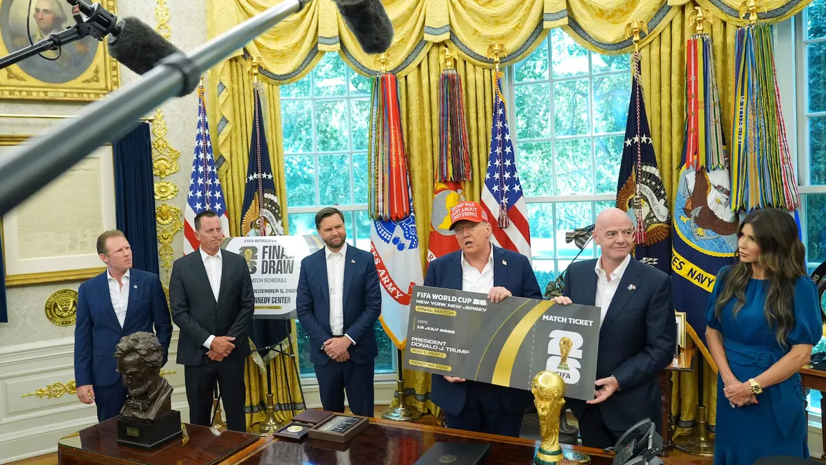 Donald Trump recibió a Gianni Infantino en el Salón Oval. (Foto: AP)