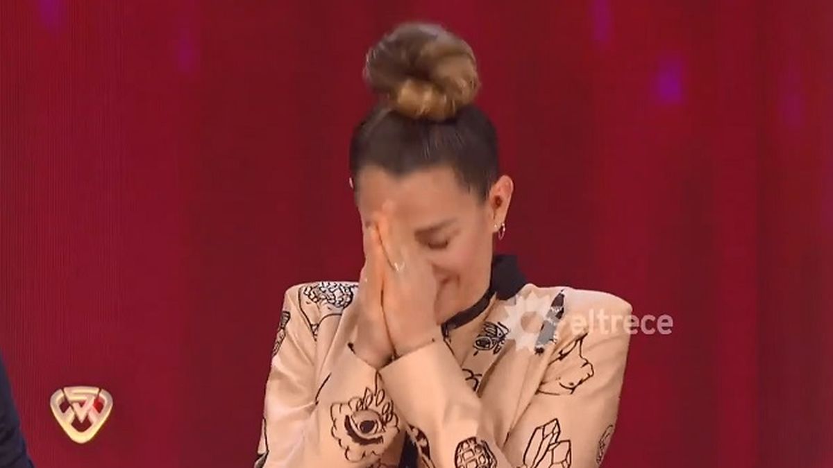 Jimena Barón no tuvo más remedio que aceptar durante el aire de ShowMatch que está saliendo con alguien, ante los dichos de su amiga Cande Ruggeri que la mandó al frente sin anestesia. 