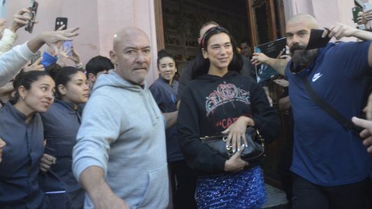 Las fotos de Dua Lipa en Argentina: almorzó en un restaurant de Palermo y provocó locura entre sus fans