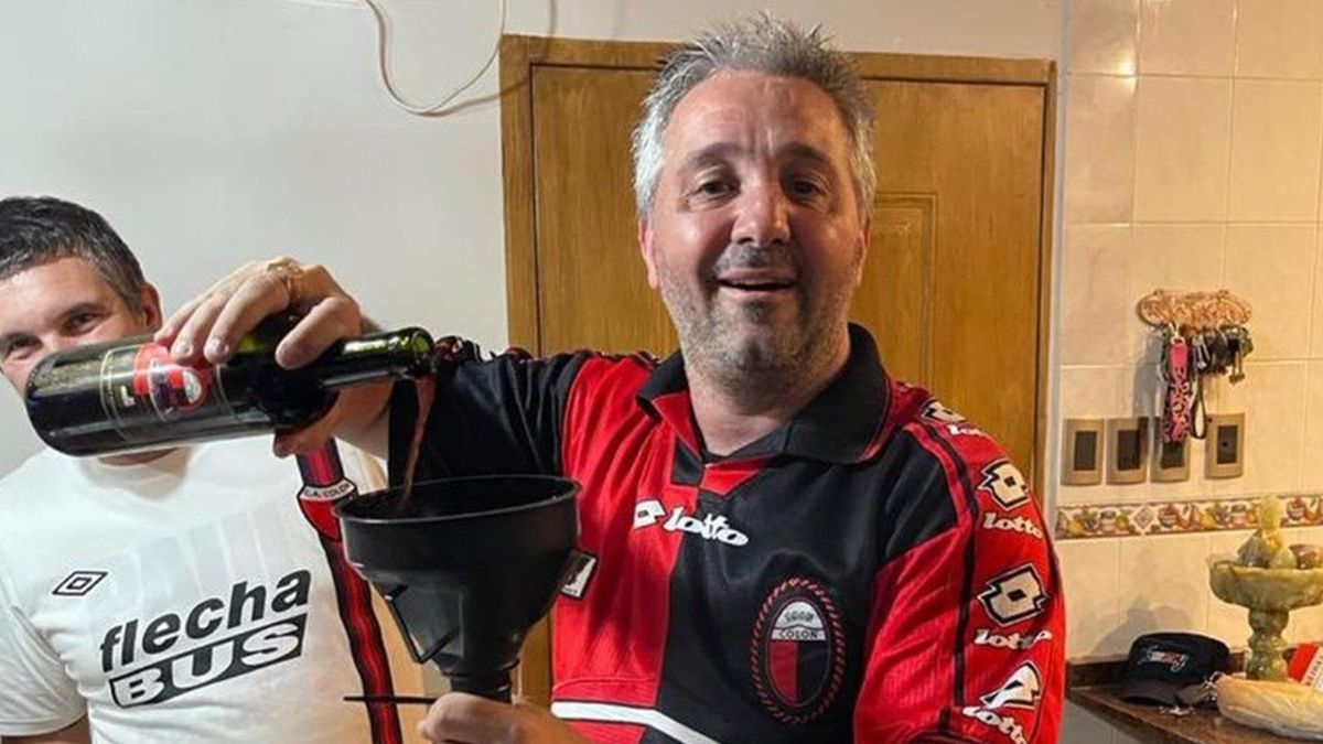 El hincha de Colón taladró la urna y le colocó un embudo para poder brindar con su padre.&nbsp;