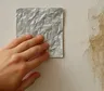 El truco del papel aluminio en la pared: qué revela sobre la humedad de una casa