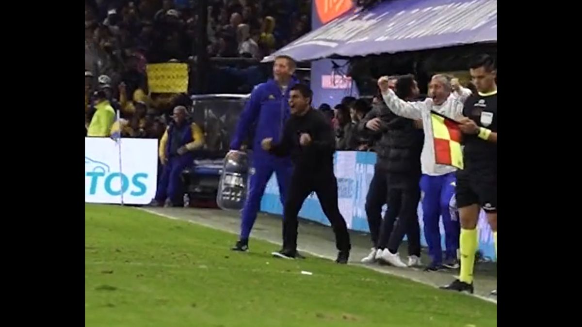 Hugo Ibarra y el festejo de gol de Luca Langoni para el triunfo sobre el final.