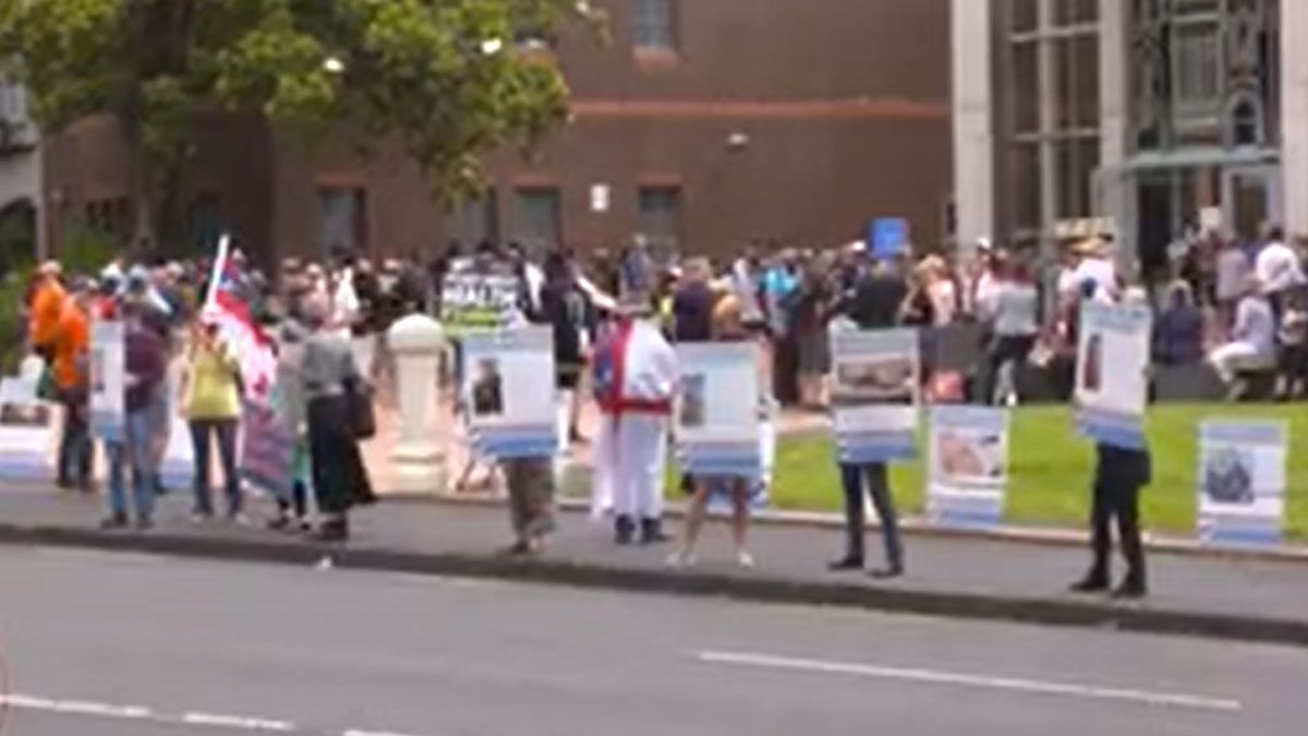 Manifestantes a favor y en contra de los padres del bebé, en los tribunales de Auckland en Nueva Zelanda (Foto: Gentileza NZHerald)