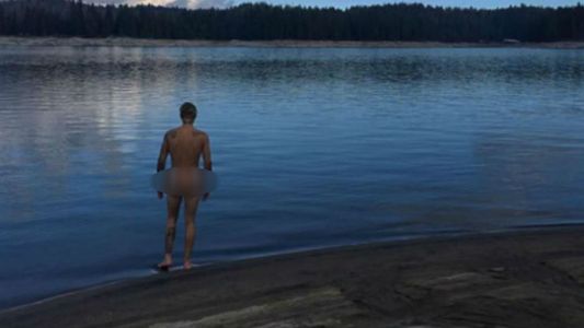 Justin Bieber otra vez desnudo en medio de un paisaje