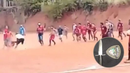 ¡Una locura! Un árbitro apuñaló a un jugador en pleno partido de fútbol