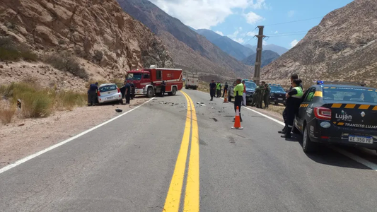 Tragedia en la montaña: dos turistas chilenas fallecieron y otra sigue grave tras chocar con un camión