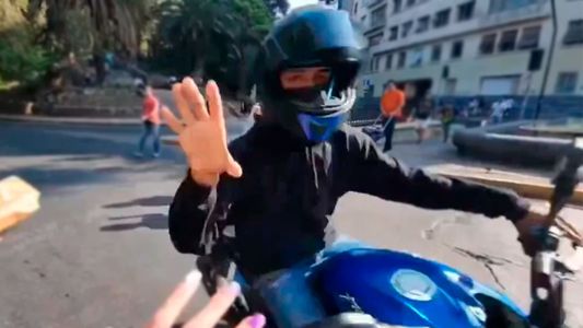 Periodista transmitía en vivo desde un móvil y un motochorro le robó en vivo