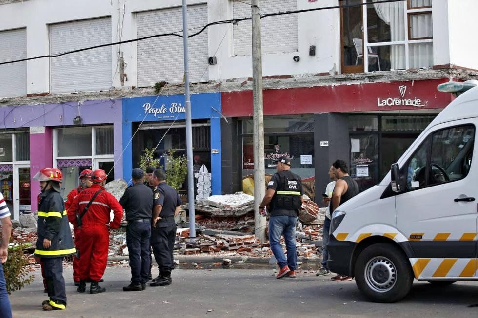 Tragedia en Mar del Plata: se derrumbaron los balcones de un edificio y murieron una mujer y una nena de 3 años