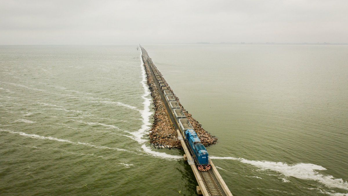 El tren cruzó por La Picasa: la laguna creció en 2017 y alteró el tránsito en la región.