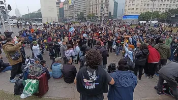 Miles de fanáticos despieron al Indio Solari: banderazos en el Obelisco porteño en la previa del velatorio