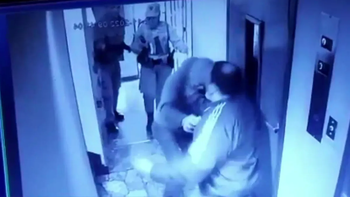 Video | El loco del piso 13: golpeó salvajemente a un vecino y quiso apuñalar a un policía con un destornillador