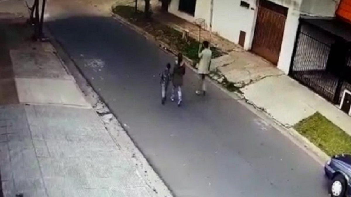 Su hermana reconoció a Doval en las cámaras de seguridad donde se ve al principal sospechoso del femicidio caminando junto a Gloria y su hijo de 5 años.